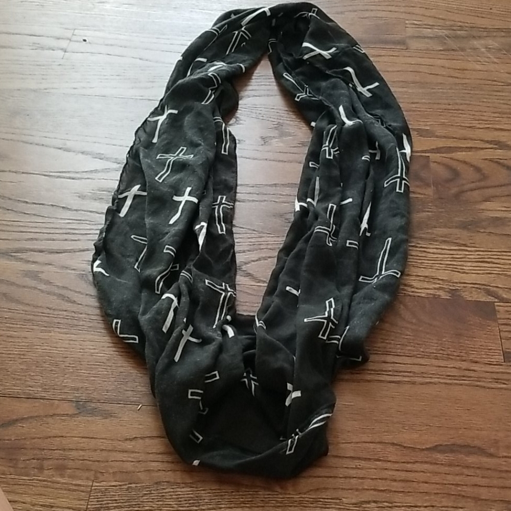 Black and white cross scarf🦋